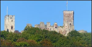 Schrauberpause mit Blick auf die Burg Röttlen.